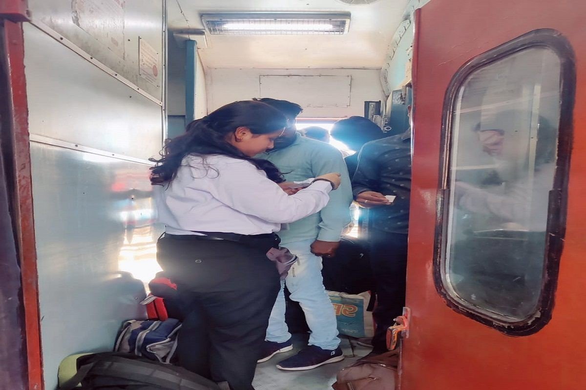 ट्रेन में TT ने मांगा टिकट यात्री हाथ पकड़कर ले गया बाथरूम अंदर ऐसा कुछ दिखाया कि ठनक गया माथा