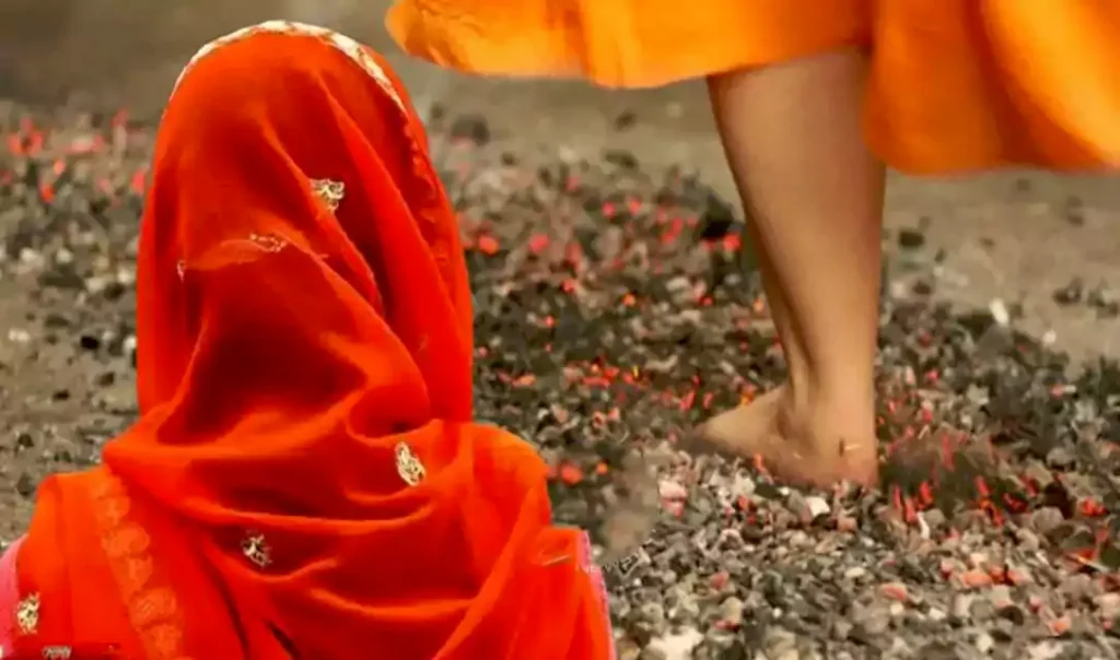 बहू ने अंगारों पर चलकर देनी पड़ी अग्नि परीक्षा कहा- सास लगाती है झूठे आरोप नहीं भड़काती पति को बहू ने अंगारों पर चलकर देनी पड़ी अग्नि परीक्षा कहा- सास लगाती है झूठे आरोप नहीं भड़काती पति को