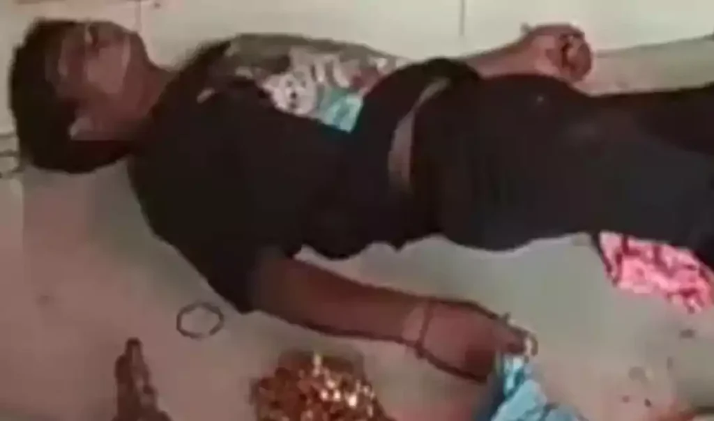 मंदिर में घुसा, सामान चुराया, फिर वहीं घोड़े बेचकर सो गया चोर! गांववालों की पड़ी नजर, सुबह उठा तो… मंदिर में घुसा, सामान चुराया, फिर वहीं घोड़े बेचकर सो गया चोर! गांववालों की पड़ी नजर, सुबह उठा तो…