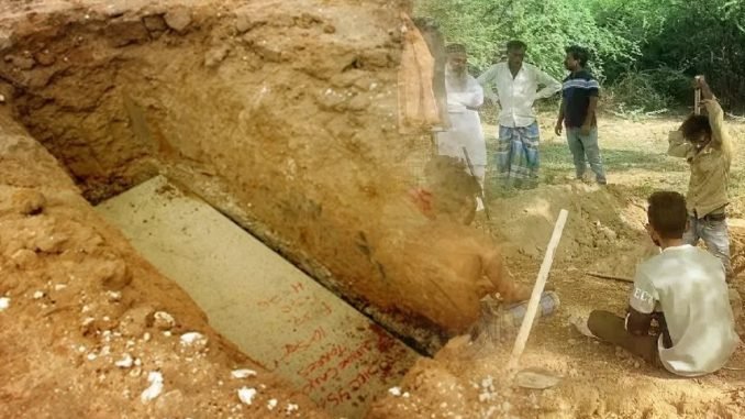 20 साल बाद सपने में आए पिता कहा- मेरी कब्र सही करवा दो… बेटे ने खुदवाई तो देख हैरत में पड़े लोग 20 साल बाद सपने में आए पिता कहा- मेरी कब्र सही करवा दो… बेटे ने खुदवाई तो देख हैरत में पड़े लोग