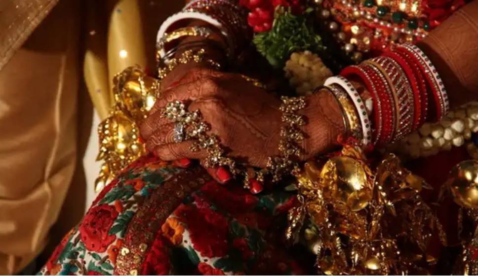 2 का पहाड़ा नहीं सुना पाया दूल्हा, दुल्हन बोली नहीं लूंगी फेरे, फिर हुआ कांड तगड़ा 2 का पहाड़ा नहीं सुना पाया दूल्हा, दुल्हन बोली नहीं लूंगी फेरे, फिर हुआ कांड तगड़ा