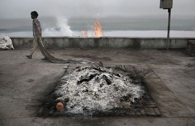 श्मशान घाट के पास से गुजरते समय लोग अक्सर कर देते हैं ये बड़ी गलतियां, इन बातों का ध्यान न रखने पर बढ़ सकती हैं परेशानियां