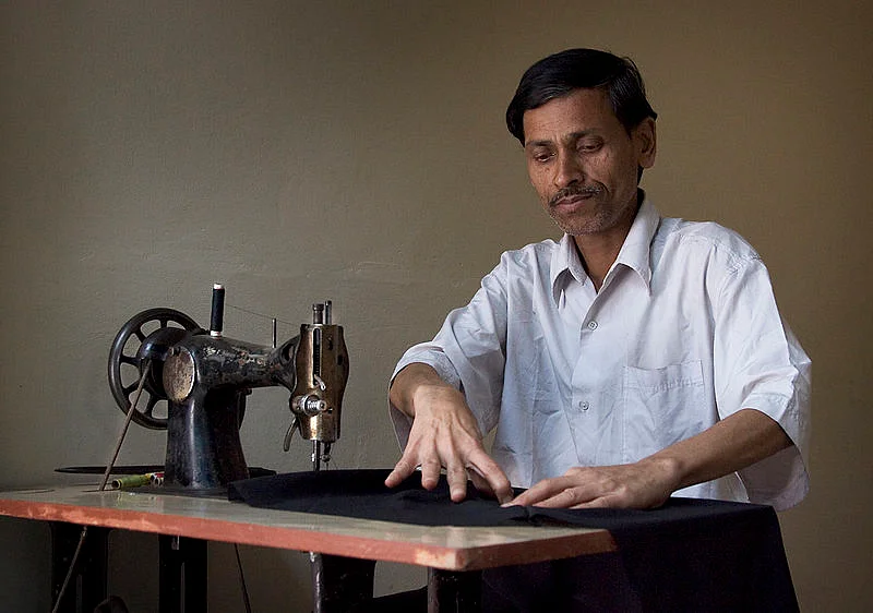 दर्जी हमेशा सुई को टोपी में और कैंची को पैरों के पास ही क्यों रखता था? बेटे ने वजह पूछी तो जवाब ने जिंदगी का बड़ा सबक सिखा दिया