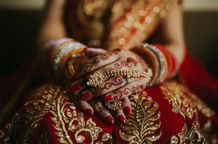कम जेवर देख भड़क उठी दुल्हन, तो दूल्हे के सगे-संबंधियों को ही बनवा लिया बंधक, जानिए क्या है पूरी कहानी कम जेवर देख भड़क उठी दुल्हन, तो दूल्हे के सगे-संबंधियों को ही बनवा लिया बंधक, जानिए क्या है पूरी कहानी