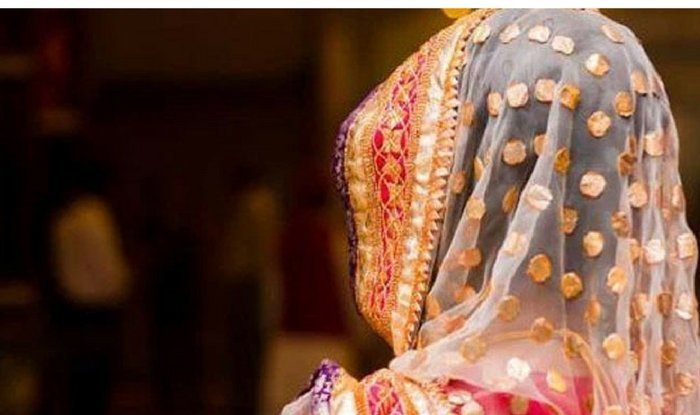 दुल्हन की मुँह दिखाई रस्म में पहुंची एक महिला ने कही ऐसी बात कि चलने लगे लात और घूंसे, मामला जान माथा पीट लेंगे आप