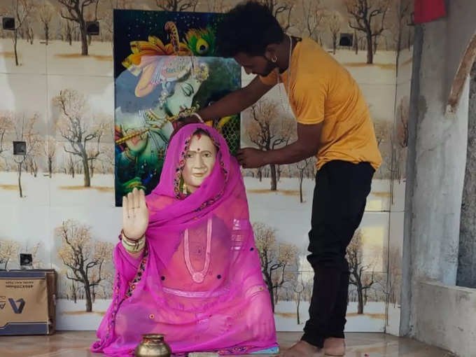 मौत के बाद पत्नी साथ रहे इसलिए पति ने बनवा दिया उसका मंदिर, रोज पहनाता है साड़ी. खिलाता है खाना