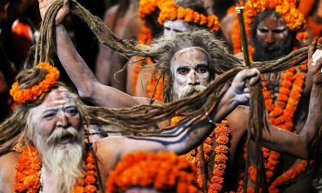 मुर्दों की राख से लेकर कामवासना तक: नागा साधु बनने से पहले करना पड़ता है अपने ही परिवार का पिंडदान! जानिए उनकी अजीबोगरीब दुनिया के राज मुर्दों की राख से लेकर कामवासना तक: नागा साधु बनने से पहले करना पड़ता है अपने ही परिवार का पिंडदान! जानिए उनकी अजीबोगरीब दुनिया के राज