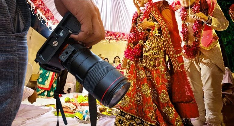 फोटोग्राफर ने दूल्हे के सामने ही डिलीट कर दी शादी की सारी तस्वीरें, आप भी न करें यह भूल फोटोग्राफर ने दूल्हे के सामने ही डिलीट कर दी शादी की सारी तस्वीरें, आप भी न करें यह भूल