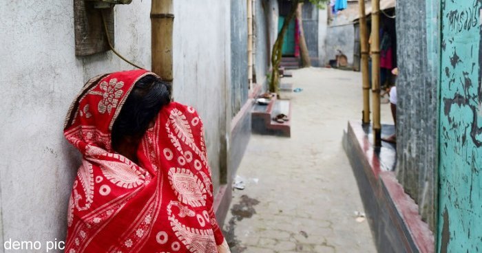 आधी रात पड़ोसन के बुलाने पर घर पहुंचा युवक, तभी लौट आया पति और देखते ही कर डाला यह काम