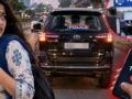 ‘मना करने पर भी नहीं माना आरोपी! लखनऊ में सड़क पर पैदल जा रही युवती से छेड़छाड़! पुलिस’ लिखी कार सवार का खौफनाक कारनामा