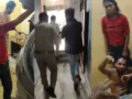 युवतियों की दबंगई: होटल के कमरे में लड़के के कपड़े उतार कर जंजीर से बांधकर पीटा, वीडियो हुआ वायरल