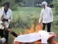 प्रेमी के साथ रहना चाहती है लड़की, परिवार ने बनाया उसका पुलता और निकाली अर्थी, फिर किया अंतिम संस्कार