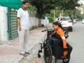 किस्मत ने छिन लिए दोनों पैर फिर भी नहीं मानी हार उठाई व्हीलचेयर और निकल पड़ी लोगों का पेट भरने