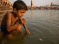गंगा में शीशे के टुकड़े से बच्चे कैसे ढूंढ़ते हैं सोना? जानें ये गजब की ट्रिक