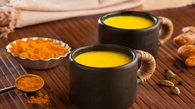 रात को सोते समय हल्दी वाला दूध पीने से जड़ से खत्म हो जाते हैं यह 3 रोग!