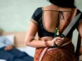 उधर पति काम पर, इधर पत्नी के साथ लग जाता था प्रेमी, खूबसूरती के अहंकार में डूबी पत्नी ने सरकारी टीचर प्रेमी के साथ मिलकर सोते हुए पति की..